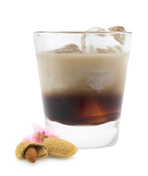 Hawaiian Macaroon Mind Eraser Drink, Cake Vodka, White Russian Cocktail, Shots Alcohol, Macaroon Recipes, Chocolate Liqueur, White Russian, Winter Drinks, Vodka Cocktails