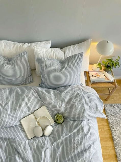 East Coast Aesthetic Bedroom, New England Aesthetic Bedroom, Beach Dorm Aesthetic, Bedding Inspo Cozy, Brooklinen Bedding Ideas, East Coast Bedroom, Bedroom Ideas With Color, Blue Cozy Bedroom, Costal Bedroom Idea