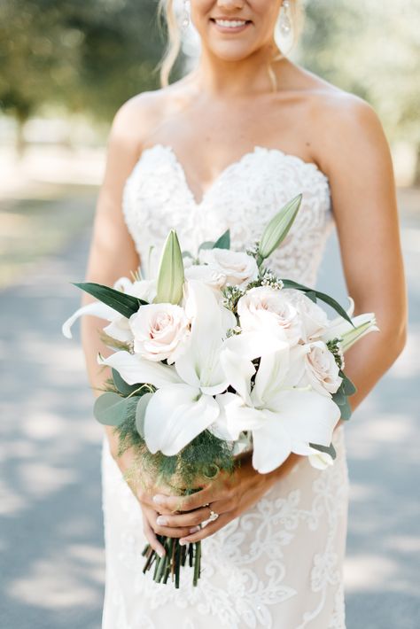 Lily Wedding Bouquet, Wedding Bouquet Ideas, Sunflower Wedding Bouquet, Red Bouquet Wedding, Lily Wedding, Lily Bouquet, Rose Wedding Bouquet, White Wedding Bouquets, Diy Wedding Bouquet