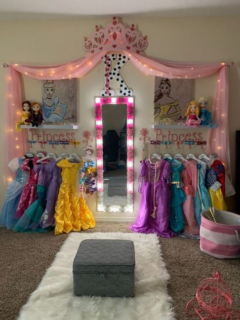 Kids Flower Wall, Princess Theme Bedroom Ideas Daughters, Playroom House, Toddler Princess Room, Disney Kids Rooms, Girls Princess Bedroom, Disney Princess Bedroom, Ruangan Studio, Disney Princess Room