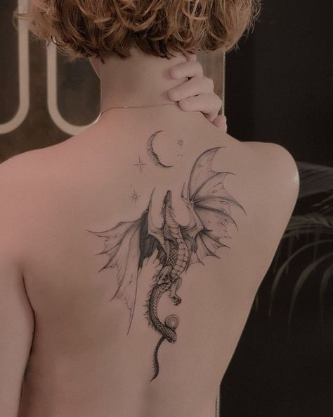 Tron Tattoo, Tattoo Peonies, Thighs Tattoo, Ornament Tattoo, Dragon Tattoo Back, Dragon Tattoo Drawing, Fineline Tattoos, Tattoos Beautiful, Bookish Tattoos