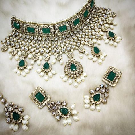 Bridal Jewellery Indian Kundan, Emerald Green Jewelry Necklaces, Wedding Necklace Designs, Emerald Green Necklace, Pakistani Bridal Jewelry, Kundan Jewellery Bridal, Indian Bridal Jewelry Sets, Bridal Jewellery Design, Jewellery Wedding