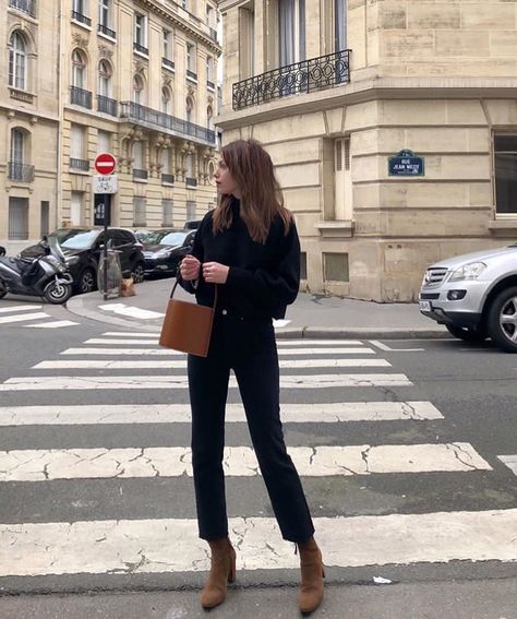 Minimal Streetstyle on Instagram: “By @solenelara” Mode Dope, Chique Outfit, Looks Jeans, French Girl Style, Jane Birkin, Cooler Look, Looks Street Style, Looks Black, Parisian Chic