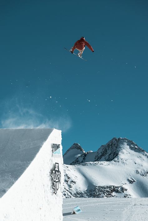 A snowboarder hitting an extreme snowboard jump. Snowboarding Wallpaper, Snowboard Pictures, Snowboard Aesthetic, Snowboarding Pictures, Snowboarding Photography, Snowboarding Aesthetic, Sports Wallpapers, Winter Wallpaper, Sports Pictures