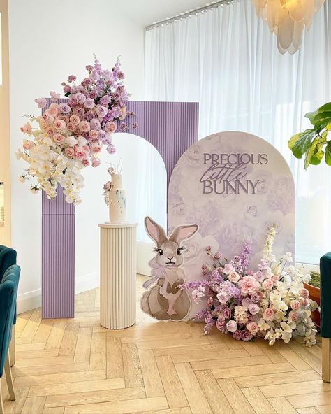 Spring Baby Shower Themes, Lila Party, Baby Birthday Decorations, Bunny Baby Shower, Spring Baby Shower, Birthday Party Theme Decorations, Bunny Birthday, Birthday Balloon Decorations, Spring Baby