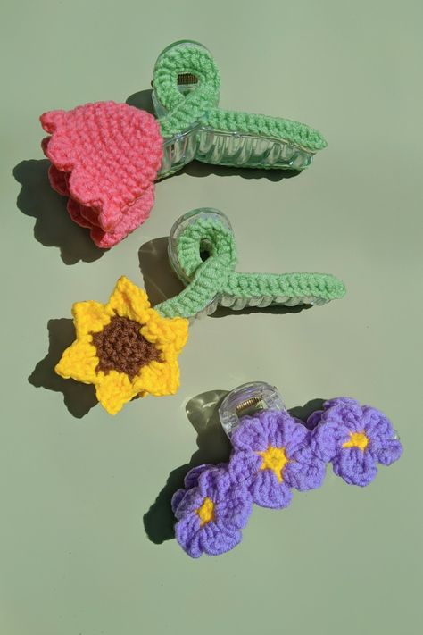 Crochet Spring Accessories, Crochet Hair Claw Clip, Crochet Flower Claw Clip, Crochet Claw Clip Pattern, Hairclip Crochet Ideas, Crochet Hair Claw, Crochet Claw Clip, Crochet Clips, Hair Accessories Crochet