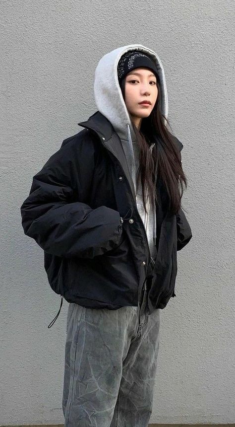 Puffy Jacket Reference, Black Puffer Jacket Outfit Korean, Korean Puffer Jacket Outfit, Puffy Jacket Outfit Street Style, Masculine Female Outfits, Puffer Jacket Street Style, Black Puffer Outfit, Puffy Jacket Outfit, Women Puffer Jacket