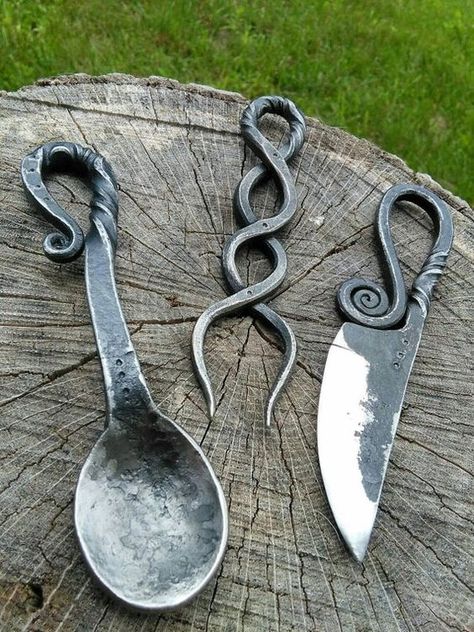 Medieval Camp, Blacksmith Projects, Diy Welding, Metal Working Projects, Kings And Queens, Fork And Spoon, Horseshoe Art, Forging Metal, Camp Kitchen