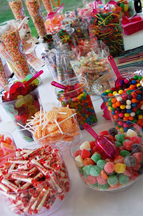 Sweet 16 Party Ideas: 16 Amazing Teen Party Themes Teen Party Themes, Birthday Party Candy Bar, Green Quince, Candy Land Birthday Party, Candy Bar Party, Candy Birthday Party, Quince Dresses Pink, Candyland Birthday, Candyland Party