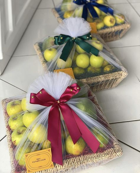 Apples and oranges wrapped in cane basket in white and burgundy theme for thanksgiving. Fruit Basket Ideas Gift, Traditional African Wedding, Hampers Wedding, Apples And Oranges, Wedding Gift Hampers, Fruit Hampers, Fruit Basket Gift, Wedding Gift Pack, Fruit Packaging