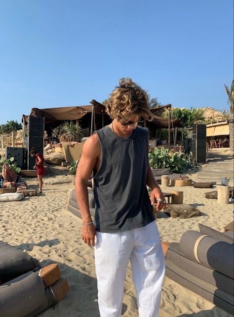 Surfer Outfits Men, Surfer Boy Aesthetic Outfit, Surfer Outfit Men, Surfer Boys Style, Surfer Boy Outfits, Boy Style Aesthetic, Surfer Boy Aesthetic, Mens Surfer Style, Surfer Outfit