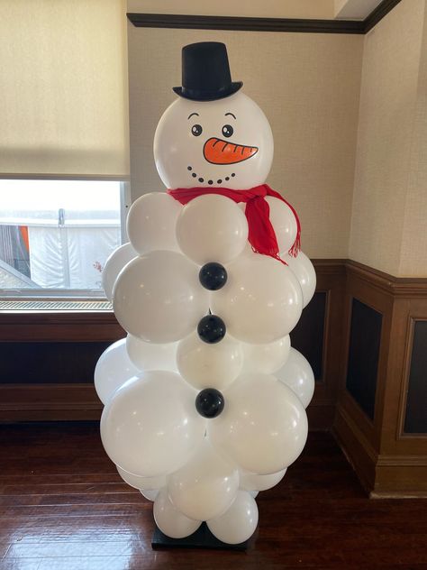 Snowman Balloon Sculpture for Winter Wonderland Themed Corporate Event Snowman Balloon Sculpture Winter Theme Christmas Party, Snowman Birthday Theme, Let It Snow Parade Float Ideas, Homemade Winter Wonderland Decorations, School Winter Wonderland Ideas, Balloon Decor For Christmas, Christmas Themes Decorations Party, Indoor Snowman Building Contest, Xmas Decs Ideas