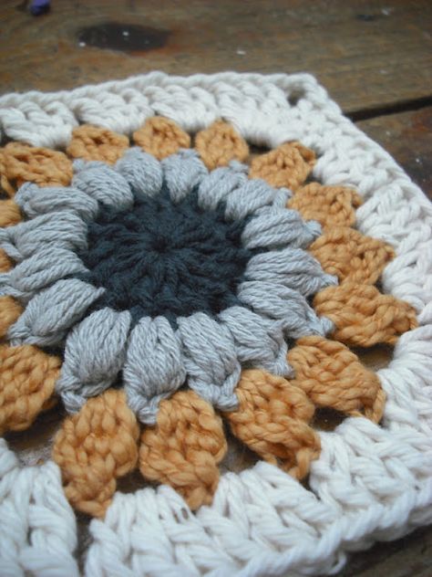 Sunburst Granny Square. I love the puff stitch round! Good idea! Crochet Sunburst Granny Square, Chair Crochet, Crochet Sunburst, Granny Square Pattern Free, Sunburst Granny Square, Purple Chair, Crochet Sunflower, Granny Square Blanket, Crochet Square Patterns