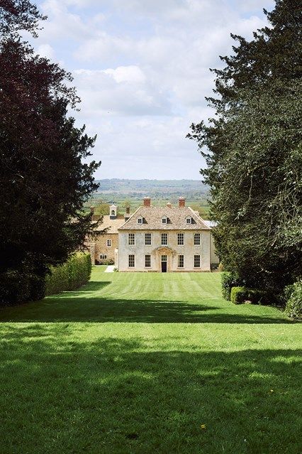 House Facade - A painstakingly restored Georgian house nestled in a Somerset valley. The house deservedly won a Georgian Group award in 2015. Case In Stile Country, English Country House Style, Georgian Style Homes, Georgian House, Casa Country, Georgian Architecture, English Country Style, Brick Exterior House, English Manor