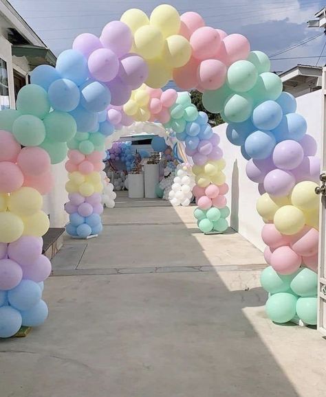 Rainbow Balloon Arch, Black Bowtie, Deco Ballon, Balloon Garland Diy, Pastel Birthday, Floral Balloons, Balloon Arches, Pastel Balloons, Party Deco