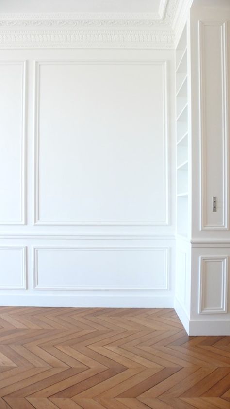 Creative DIY Wall Treatments Wall Paneling Ideas Living Room, White Wall Paneling, Living Room Panelling, Empty Room, Wall Molding, Wainscoting, Wall Treatments, Wood Flooring, Cheap Home Decor