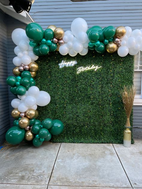 White And Gold Balloon Garland, Green Graduation Party, Decorative Items For Home, Gold Graduation Party, 20th Birthday Party, Simple Birthday Decorations, Graduation Backdrop, Grad Party Decorations, Prom Decor