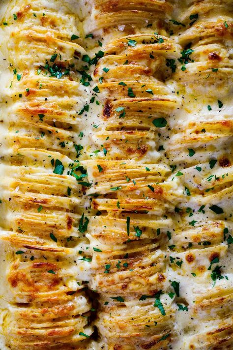 Martha Stewart Scalloped Potatoes Recipe, Augratin Potatoes Recipe, Cheesy Scalloped Potatoes Recipe, Creamy Scalloped Potatoes, Cheesy Scalloped Potatoes, Scalloped Potatoes Cheesy, Scalloped Potato Recipes, Potato Sides, Cheese Potatoes