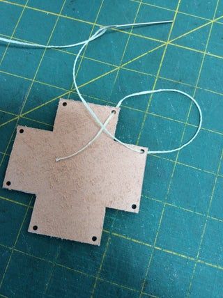 Fake Leather Craft Ideas, Leather Box Pattern, Suede Projects Diy, Leather Box Diy, Leather Gift Tags, Quick Leather Projects, Christmas Leather Crafts, Small Leather Gifts, No Sew Leather Projects