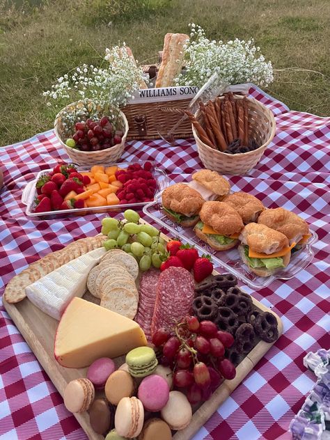 #charcuterie Picnic Food Ideas For Two Simple, Charcuterie Picnic Aesthetic, Picnic Set Up Ideas Parks, Charcuterie Picnic Board, Mini Picnic Food Ideas, Dessert Picnic Ideas, Picnic Foods Aesthetic, Charcuterie Board Camping, Charcuterie Board Aesthetic Picnic