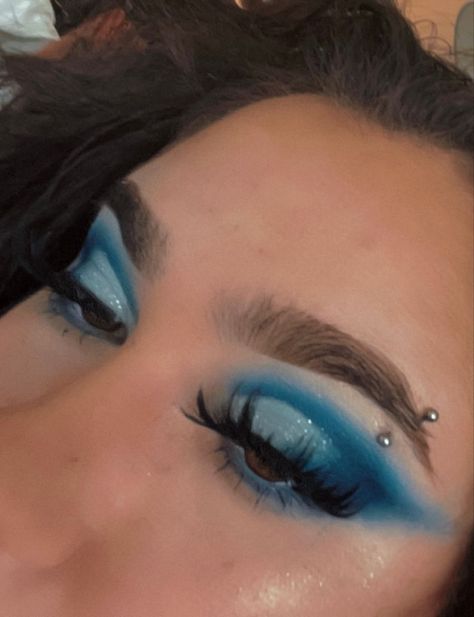 Blue Halo Eye Makeup, Creased Eyes Makeup, Drag Eyeshadow Looks, Eyeshadow Art Creative, Bold Blue Eyeshadow, Blue And Yellow Eye Makeup, Blue Makeup Looks Brown Eyes, Blue Grunge Makeup, Blue Blush Makeup