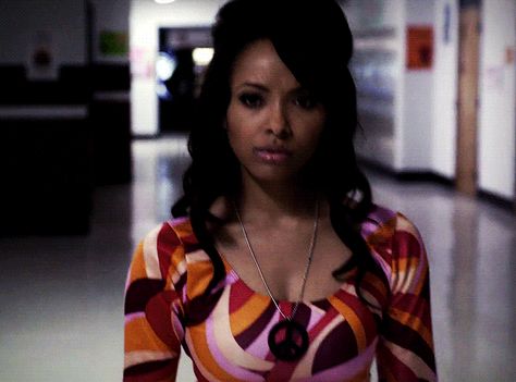 Bonnie Vampire Diaries, Walking Gif, Bonnie Bennet, Legacy Tv Series, Charmed Sisters, Kat Graham, Icon Gif, Bonnie Bennett, Katherine Pierce