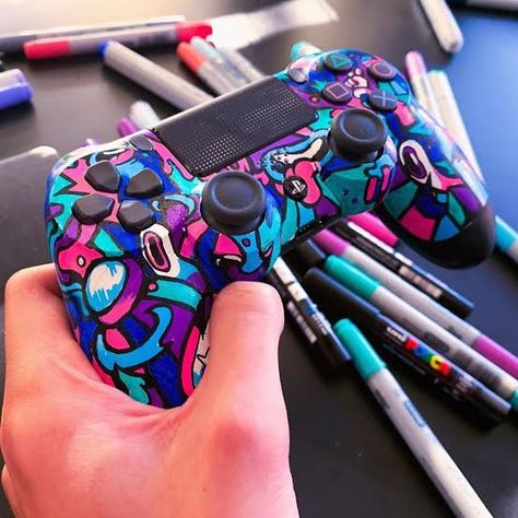 Ps4 Custom Controller, Xbox Controller Designs Diy, Posca Art Doodle, Drawing Purple, Ps4 Controller Custom, Homecoming Outfits For Guys, Custom Controller, Youtube Artists, Posca Marker