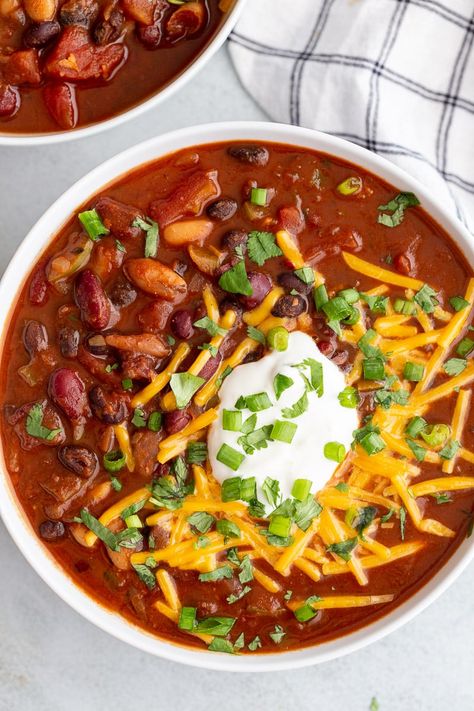 Instant Pot Vegetarian Chilli, Vegetarian Chili Crock Pot Easy, Chili Beans No Meat, Meat Free Chili, Chili Recipe Crockpot No Meat, Instant Pot Veggie Chili, Veggie Bean Chili, No Meat Chili Recipe Crockpot, Crockpot Chili No Meat