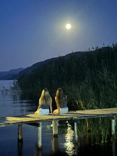 friends sitting watching moonrise Summer Nights With Friends, Nights With Friends, Summer Bucket Lists, Summer Feeling, Summer Dream, Teenage Dream, Future Life, Summer Nights, Summer Aesthetic