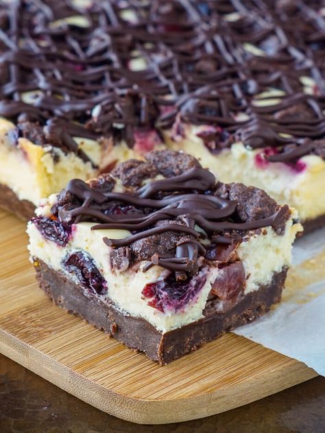 Cherry Cheesecake Bars, Chocolate Cherry Cheesecake, Brownies Decorados, Cherry Bars, Cheesecake Squares, Rock Recipes, Cherry Cheesecake, Cakes Recipes, Bar Recipes