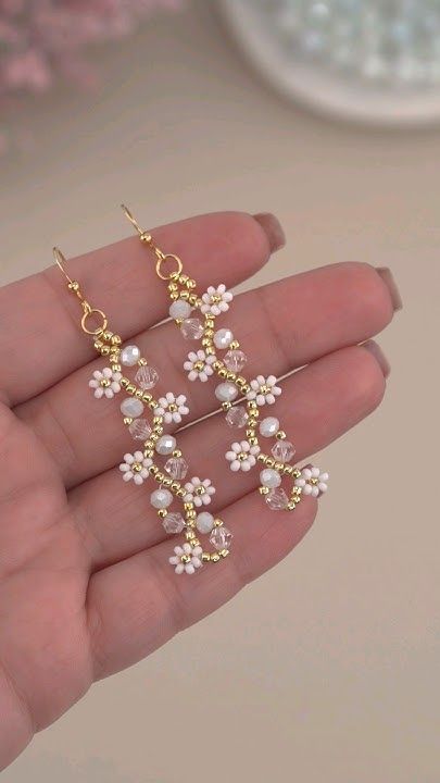 Beaded Flowers Earrings, Beaded Jewelry Patterns Flower, Flower Bracelets Diy, How To Seed Bead Bracelet, Wedding Beaded Jewelry, Earrings With Beads Diy, Seed Bead Daisy Earrings, Seed Bead Flower Bracelet Patterns, Small Bead Earrings Diy