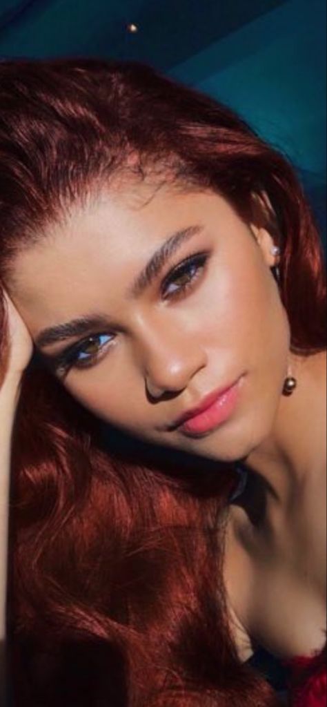 Zendaya with Red Hair selfie Zendaya Selfie, Zendaya Red Hair, Rich Baddie, Red Haired Actresses, Red Hair Celebrities, Baddie Lifestyle, Curly Hair Drawing, Black Actresses, Hair Drawing