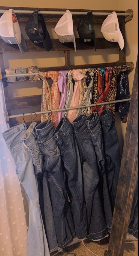 Wild Rag Store Display, Western Closet Organization, Simple Western Room Ideas Bedrooms, Jean Holder Closet, Hanging Belts Ideas, Western Boho Room Decor, Vaquera Room, Western Room Diy, Western Dressers