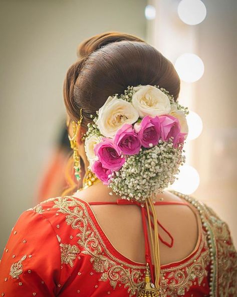 40+ Gorgeous Floral Buns that Are Perfect for Your Bridal Hairstyle Inspiration - SetMyWed Bridal Buns, New Bridal Hairstyle, Bride Fashion Photography, South Indian Wedding Hairstyles, Bridal Hair Decorations, Bridal Hairstyle Indian Wedding, Wedding Bun, Engagement Hairstyles, Bridal Bun