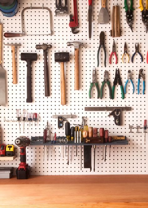 How to: Make the Ultimate Workbench for Your Basement or Garage Pegboard Ikea, Arbejdsplads Garage, Ultimate Workbench, Construction Garage, Garage Workbench Plans, Garage Mudroom, Building A Workbench, Garage Organisation, Garage Diy