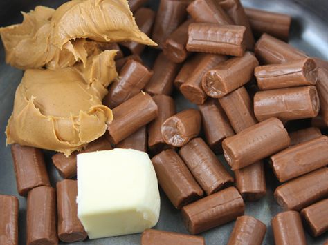 tootsie roll fudge...hold the phone! Tootsie rolls are my favorite treat! Tootsie Roll Cake, Thanksgiving Luncheon, Tootsie Rolls, Best Cookies Ever, Types Of Candy, Dessert Recipies, Tootsie Roll, Candy Candy, Peanut Butter Fudge