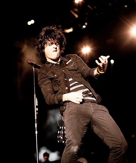 Billie Joe Armstrong from Green Day - the best air guitar player ever! :D Air Guitar Pose, Guitar Jumping Pose, Billie Joe Armstrong In A Dress, Billie Joe Armstrong Once Said, Billie Joe Armstrong Hot Pics, Billy Joe Armstrong Guitar, Hello Green, Air Guitar, Billie Green Day