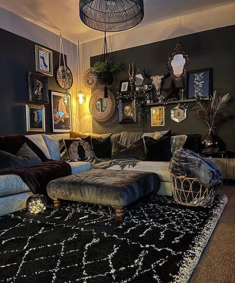 Casa Rock, Gothic Living Room, Dark Living Rooms, Dark Home Decor, Goth Home Decor, Apartment Decor Inspiration, Maximalism, Gothic Home Decor, Decor Home Living Room