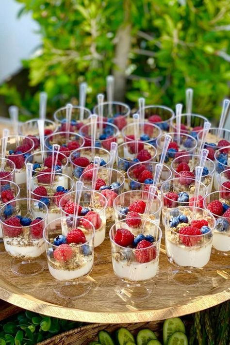 Appetizers For Sweet 16 Party, Yogurt Parfait Board, Champagne Breakfast Ideas, Sweet 16 Brunch Ideas, Fruit Cups For Party, Graduation Party Snacks, Quick Party Snacks, Brunch Wedding Food, Breakfast Brunch Party