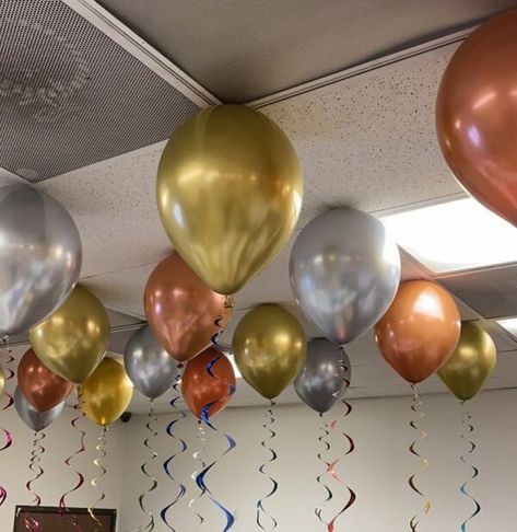 Balloon Ceiling Decorations Without Helium - SoNice Party Balloons On Ceiling No Helium, Helium Balloons Diy, Balloon Ceiling Decorations, Balloon Decorations Without Helium, Nye Balloons, Party Ceiling Decorations, String Balloons, Nye Decorations, Hanging Balloons