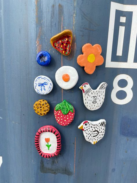 Transform Your Fridge with These DIY Polymer Clay Magnets Air Dried Clay Magnets, Cute Clay Magnet Ideas, Mini Fridge Magnets, Fridge Clay Magnets, Air Dry Clay Magnets Diy Easy, Diy Air Dry Clay Magnets, Easy Clay Magnets, Food Magnets Clay, Handmade Clay Magnets