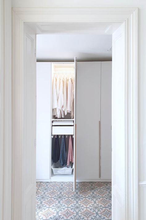 Le mur d’armoires PAX customisé - IKEA Dressing Ikea, Armoire Pax, Bedroom Built In Wardrobe, Bathroom Ensuite, Attic Bathroom, Ikea Pax, Ikea Family, Built In Wardrobe, Dressing Room