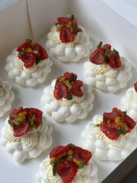 Mini Pavlovas avec le chantilly au mascarpone, fruit de la passion, framboise et la menthe 🤍 Pavlova Birthday Cake Ideas, Holiday Pavlova, Pavlova Decoration, Meringue Desserts Ideas, Passion Fruit Pavlova, Pavlova Mini, Wedding Pavlova, Pavlova Wedding Cake, Pavlova Aesthetic