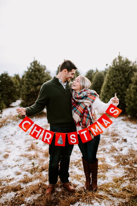 Couples Christmas Card Outfits, Mini Christmas Photo Shoot, Diy Outdoor Christmas Photoshoot, Outdoor Farm Photoshoot Ideas, Xmas Tree Family Photo Ideas, Mini Session Ideas Christmas, Outside Family Christmas Pictures, Christmas Tree Farm Christmas Pictures, Outdoor Christmas Outfits