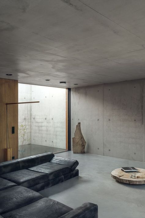 Concrete Minimalist House, Brutalism Interior, Brutalist Interior, Spring Layering, Decoration Beton, Modern Minimalist House, Moody Aesthetic, Concrete Interiors, Fashion Minimal