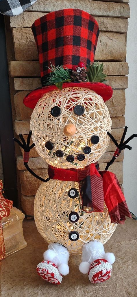 String Snowman Balloon Diy, Balloon Snowman, Twine Decorations, Yarn Snowman, String Balloons, Diy Snowman Decorations, Diy Christmas Paper, Classroom Christmas Decorations, Twine Crafts