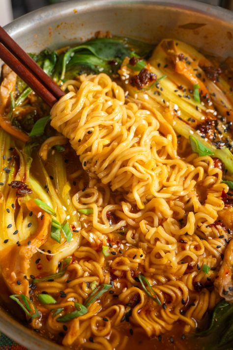 Easy One-Pot Spicy Vegan Ramen - BeExtraVegant Dinner Idea Vegetarian, Vegan Ramen Recipes Easy, Ramen Recipes Vegan, Light Vegan Lunch, Easy One Pot Vegan Meals, Vegetarian Friendly Meals, Vegetarian Food Ideas Easy, Homemade Ramen Vegetarian, Vegetarian Ramen Soup