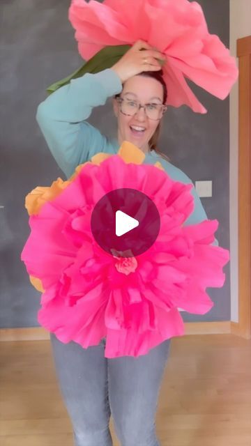 Big Crepe Paper Flowers Diy, Tropical Paper Flowers Diy, Big Crepe Paper Flowers, How To Make Big Paper Flowers, Giant Crepe Paper Flowers Diy, Big Paper Flowers Diy, Giant Crepe Paper Flowers, Giant Paper Flower Tutorial, Flower Making Crafts