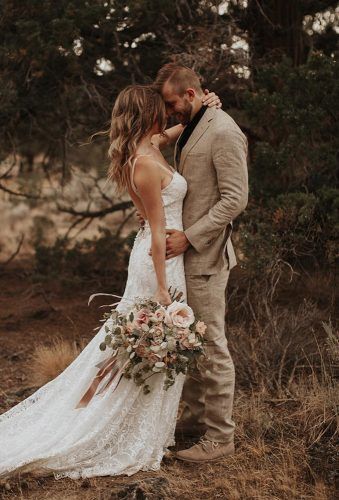 Best Ideas For Outdoor Wedding Photos ★ See more: https://www.weddingforward.com/outdoor-wedding-photos/3 Small Intimate Wedding Photography, Backyard Wedding Photos, Best Wedding Photos Poses, Wedding Photos Outside, Elopement Pics, Bridal Portraits Outdoor, Bridal Shots, Bridesmaid Poses, Wedding Portrait Poses