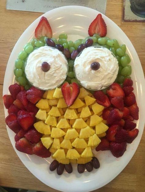 Fruit Owl Snack Tray....adorable! Owl Snacks, Fruit Platter Ideas Party, Fruit Art Kids, Gender Neutral Baby Shower Themes, Baby Shower Fruit, Fruits Decoration, Fruit Displays, Breakfast And Brunch, Fruit Display